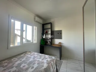 Quarto com cama e janela em um imóvel no Brasil.