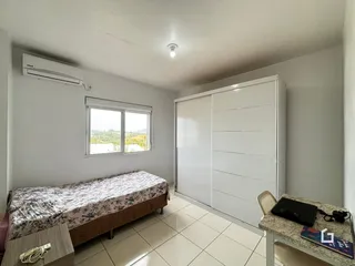 Quarto com cama e armário em um imóvel em Lajeado, Brasil.