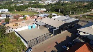 Vista aérea de uma propriedade com área aberta e estruturas adjacentes.