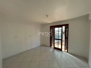 Hall de entrada com piso branco e paredes brancas.