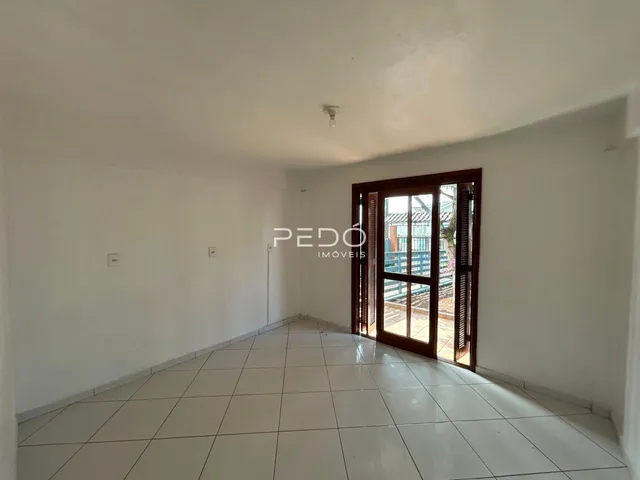 Hall de entrada com piso branco e paredes brancas.