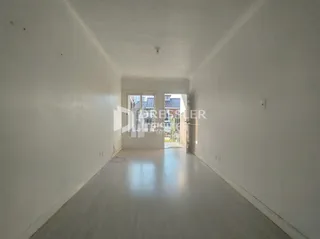Foto de um corredor interno de uma residência.