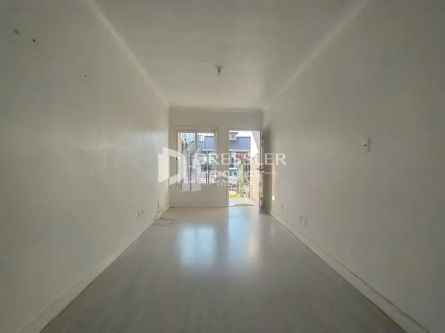 Foto de um corredor interno de uma residência.
