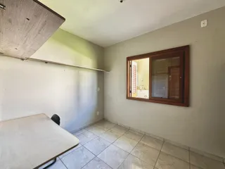 Foto de um ambiente interno com piso de cerâmica e uma mesa grande.