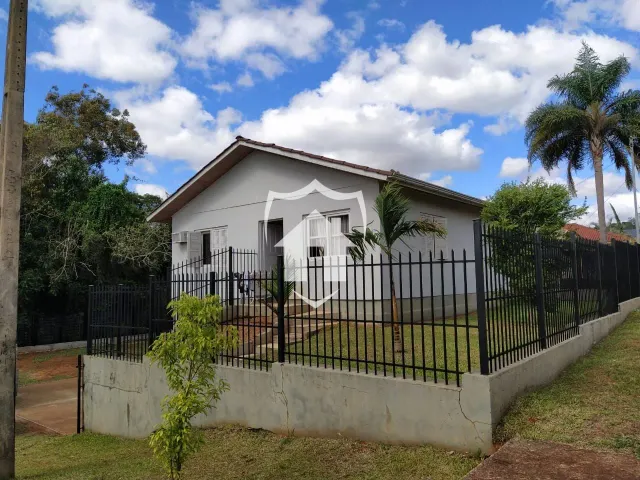 Fachada de uma casa em Lajeado, Brasil, com cerca de ferro preta.