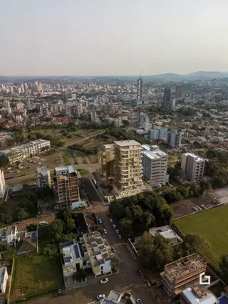 Vista aérea de uma área urbana com residências e espaços verdes na região de Lajeado.