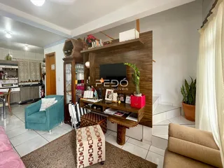 Sala de estar com decoração de madeira e sofá azul claro.