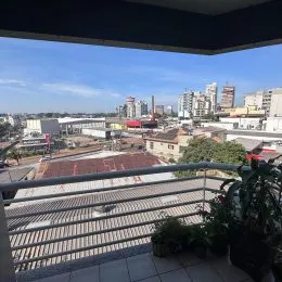 Vista panorâmica da paisagem urbana a partir de um terraço.