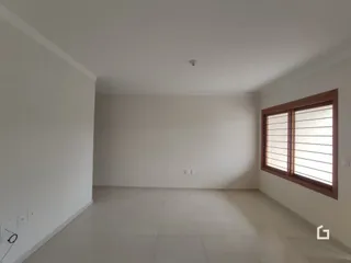 Ambiente interno de uma sala ampla e vazia.