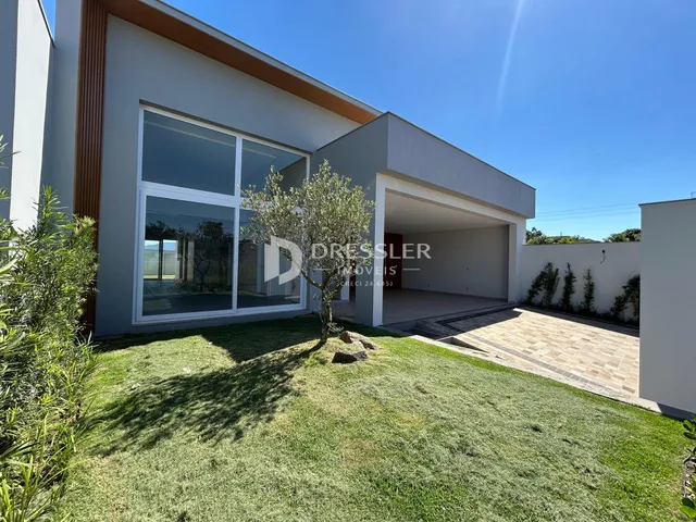 Fachada moderna de uma residência com jardim em Lajeado.