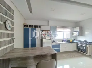Foto de uma sala de estar com armários azuis e bancada de madeira.