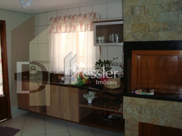 Interior de uma sala com armários de madeira e parede texturizada.