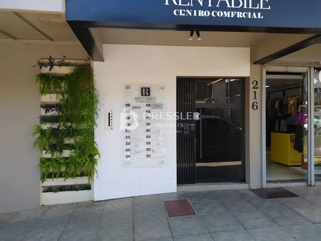 Fachada de um imóvel comercial na rua.