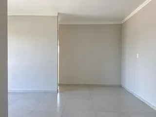 Ambiente interno com paredes brancas e piso de cerâmica.