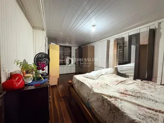 Quarto com cama e armários em um imóvel no Brasil.