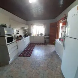 Sala de estar com piso de cerâmica e armários brancos.