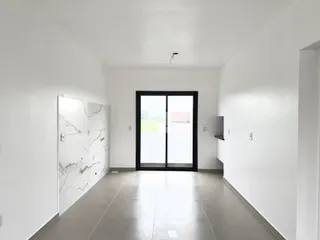 Hall de entrada com piso de cerâmica e parede de mármore na residência.