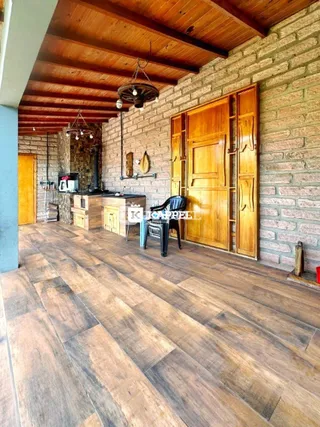 Foto de uma cozinha com piso de madeira e forro de madeira.
