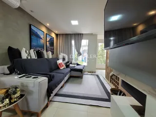 Sala de estar moderna com sofá e televisão em um apartamento.