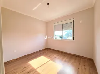 Foto de um ambiente interno com piso de madeira clara.