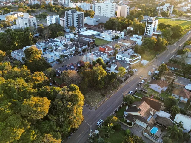 Vista aérea de uma área residencial em Lajeado, mostrando casas e vegetação.