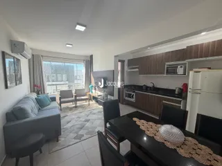Sala de estar e cozinha de um apartamento em Lajeado, Brasil.