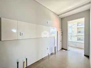 Interior de um ambiente com paredes brancas e armários embutidos.