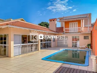 Fachada de um imóvel residencial em Lajeado, Brasil, mostrando uma área externa com piso de cerâmica.