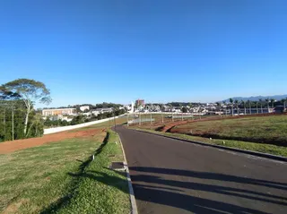 Vista de uma estrada com gramado ao redor de uma propriedade em Lajeado.