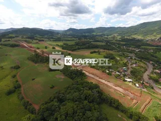 Vista aérea de uma área rural com campos verdes e colinas no interior de Lajeado.