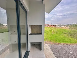 Fachada moderna de uma residência em Lajeado com área externa gramada.