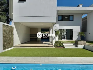 Fachada de uma casa moderna em Lajeado, com área de piscina e jardim.