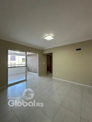 Imagem de um ambiente interno com piso de cerâmica clara e portas de acesso.