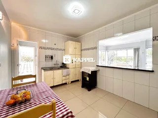 Foto de uma cozinha e área de jantar em um imóvel residencial.