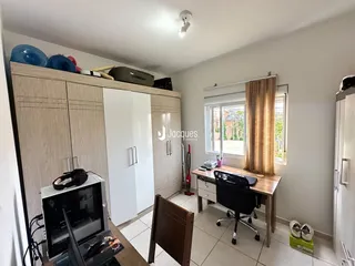 Quarto com armários e espaço de trabalho em um imóvel no Brasil.