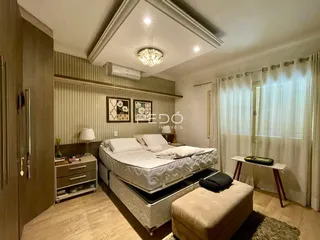 Quarto espaçoso com cama de casal e armário em um imóvel no Brasil.