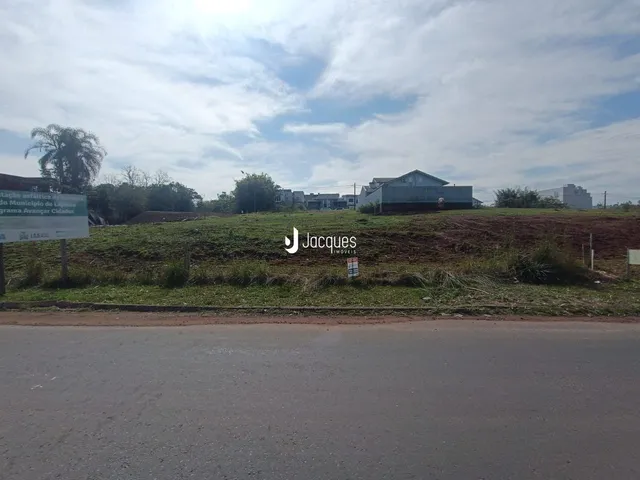 Vista externa da propriedade em Lajeado, Brasil, mostrando terreno e estrada.