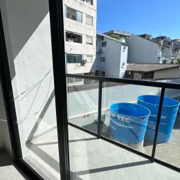 Vista externa de um terraço com grade de metal em um imóvel em Lajeado.