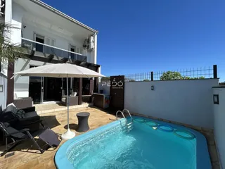 Vista da fachada e piscina de uma residência em Lajeado, Brasil.