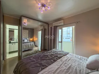 Quarto com cama e espelho em um imóvel no Brasil.