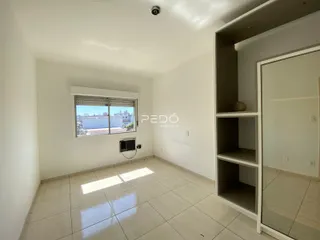 Sala de estar com piso de cerâmica e janela iluminada.