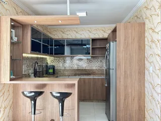 Foto de uma cozinha moderna com armários de madeira e revestimento de mármore.