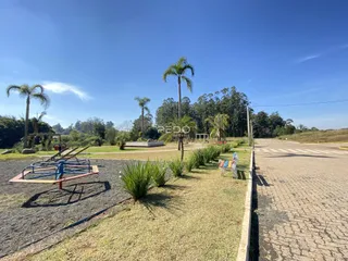 Vista externa do jardim e área de lazer de uma propriedade em Lajeado.