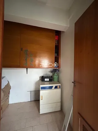 Interior de um corredor com revestimento de madeira e piso cerâmico.