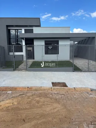 Fachada moderna de uma residência em Lajeado, Brasil, com estrutura de metal e janelas grandes.