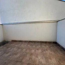 Foto de um piso de cerâmica e paredes brancas de um imóvel.