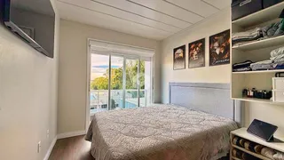 Quarto com vista para a paisagem externa.