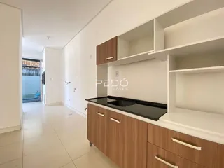 Hall de entrada de um apartamento moderno com piso de cerâmica.