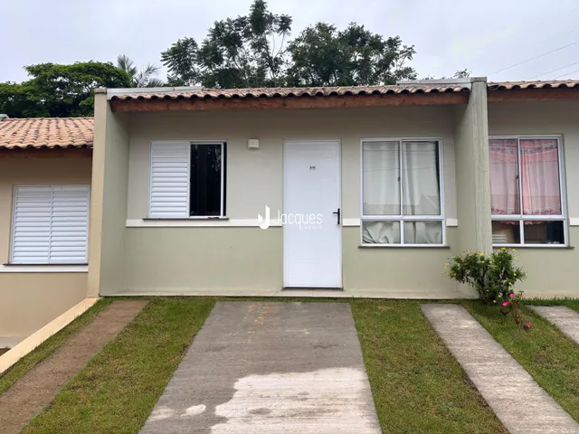 Fachada de uma casa em Lajeado, Brasil com telhado de telhas de barro.