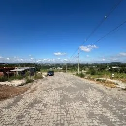 Vista de uma estrada de paralelepípedos sob um céu azul claro.